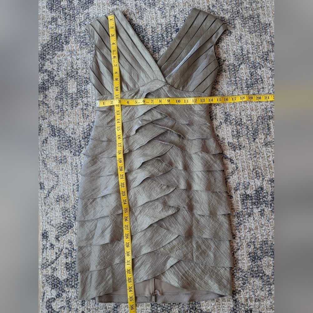 Adrianna Papell Champagne Taupe Layered Sleeveless V- Neck Fully Lined Size 4 - Picture 16 of 17